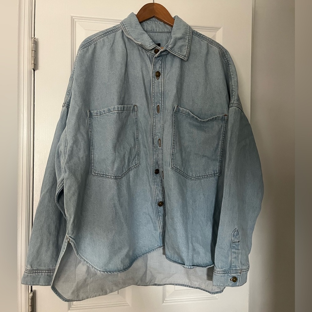 Denim Drop Shoulder Front
Pocket Shacket Oversize - Light Wash